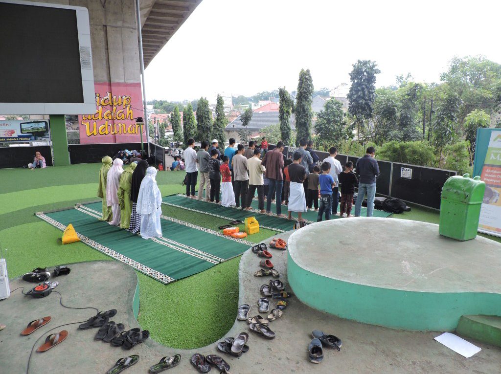 Mobile Masjid Memberikan Fasilitas Shalat Di Taman Film