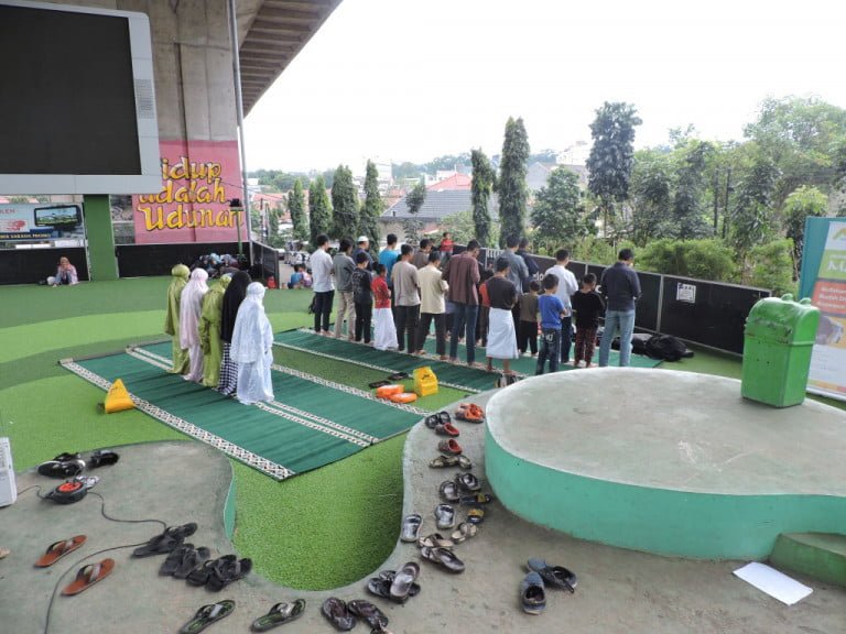 Mobile Masjid memberikan fasilitas shalat di Taman Film Bandung
