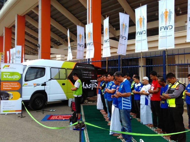 Mobile Masjid  Diserbu Bobotoh Di Stadion Jalak Harupat