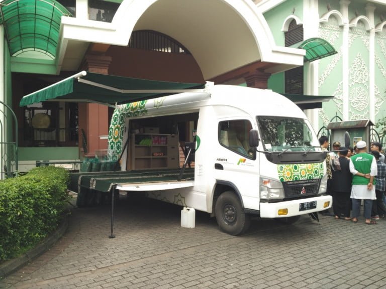 Menyediakan fasilitas shalat dimana saja, Adira Insurance Syariah bersinergi dengan Yayasan Masjid Nusantara menghadirkan Mobile Masjid untuk wilayah Jakarta