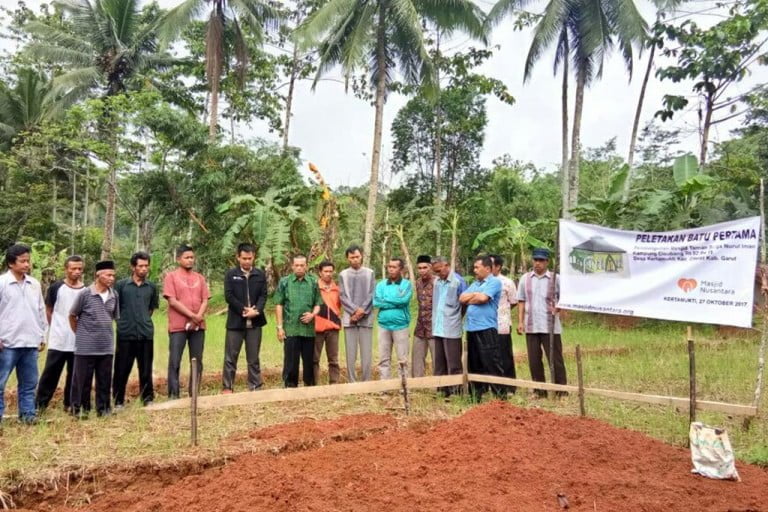 PELETAKAN BATU PERTAMA MASJID DIPELOSOK CISUBANG, GARUT