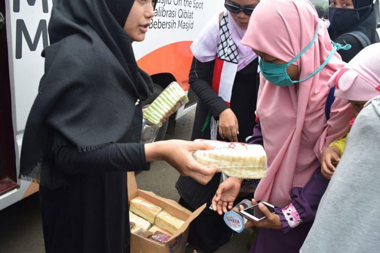 MASJID NUSANTARA: BERBAGI ROTI DI AKSI BELA PALESTINA