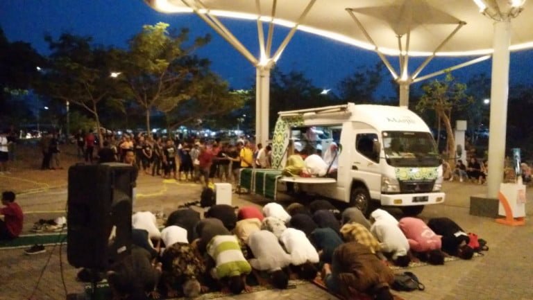 RAMAINYA MOBILE MASJID DITENGAH KONSER MUSIK AMERIKA