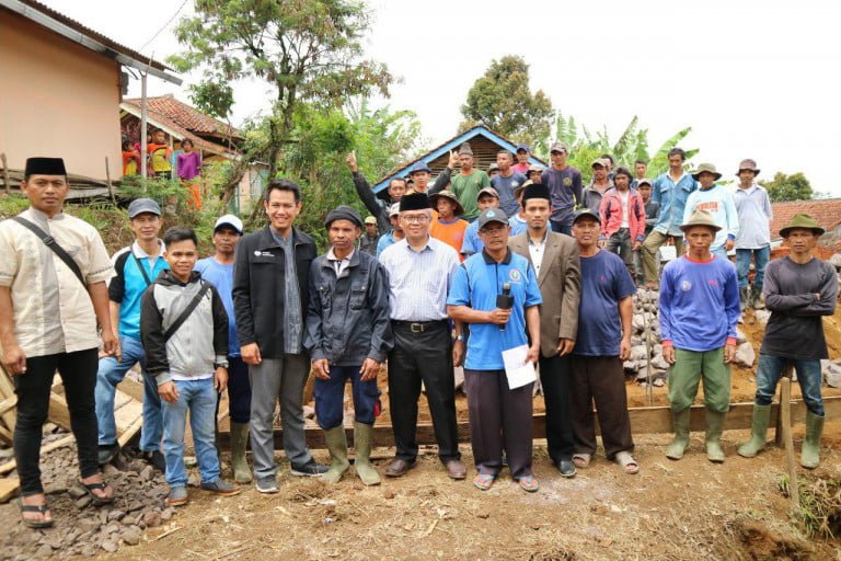 PELETAKAN BATU MASJID, HARAPAN YANG TAK PUPUS BAGI WARGA KAMPUNG CIGINTUNG