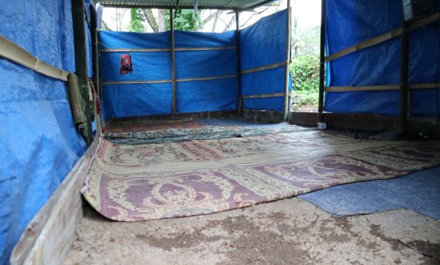 Shalat beralaskan karpet tipis, pemandangan yang lumrah di masjid pelosok.