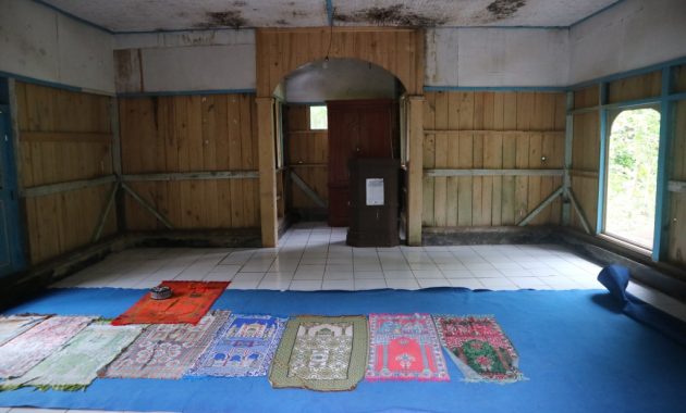 Kalau pun ada karpet, biasanya sangat tipis, atau bahkan sudah rusak compang-camping.
