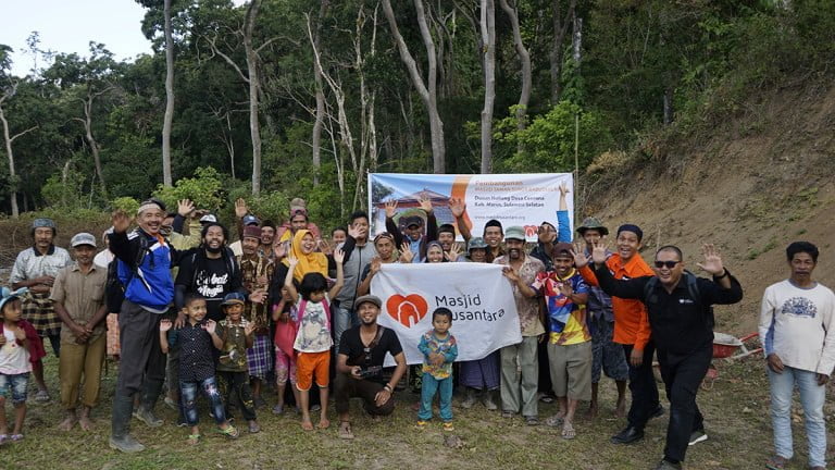 Peletakan Batu Pertama, Dukungan Cupink Topan Wujudkan Pembangunan Masjid di Pedalaman Maros