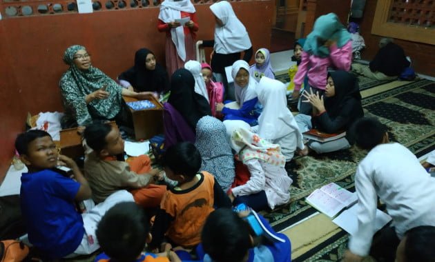 Bu Elis sedang mengar anak santri