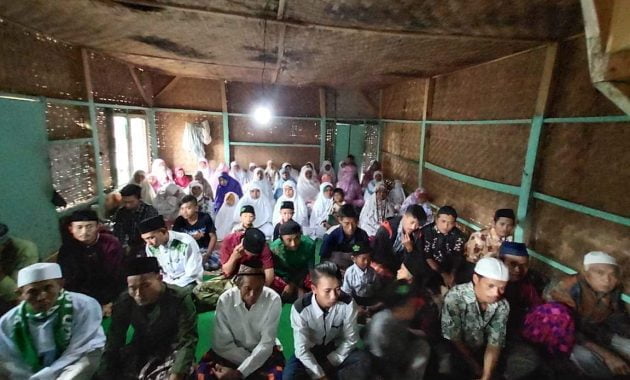 Shalat berjamaah Kamp Gandasoli
