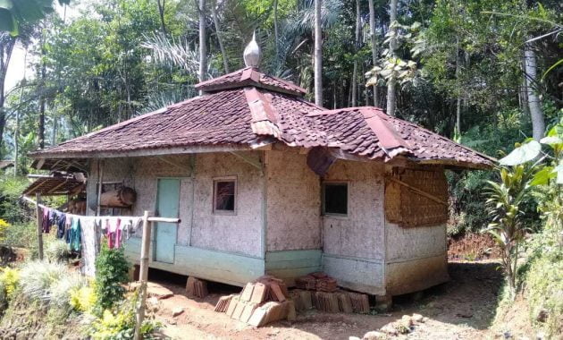 Tampak luar masjid Attaqwa Kamp Gandasoli