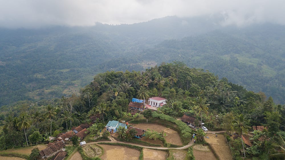 Bergaya Minimalis Tropis, Masjid Ini Jadi Ikon Baru di Garut (1) Bergaya Minimalis Tropis, Masjid Ini Jadi Ikon Baru di Garut (1)