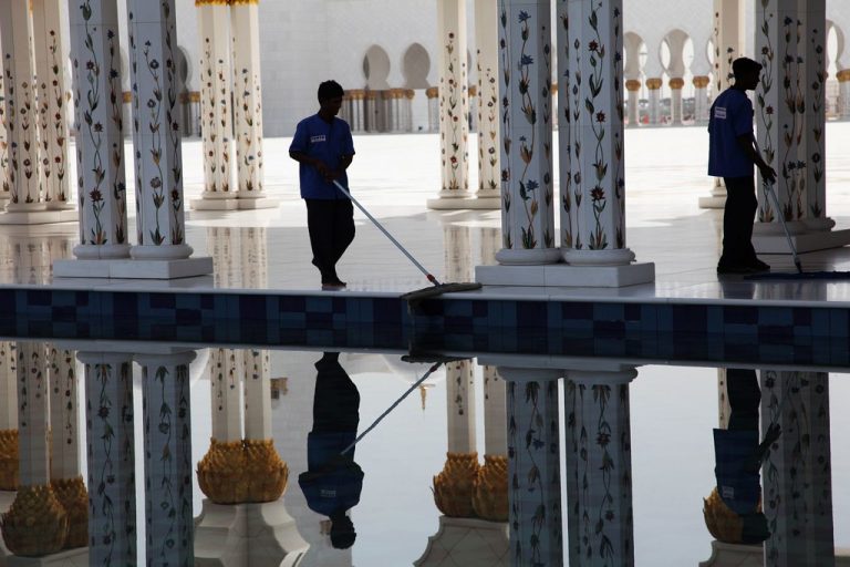 Besarnya Pahala Membersihkan Masjid