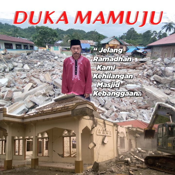 Waswas, warga sholat diantara reruntuhan bangunan gempa Mamuju