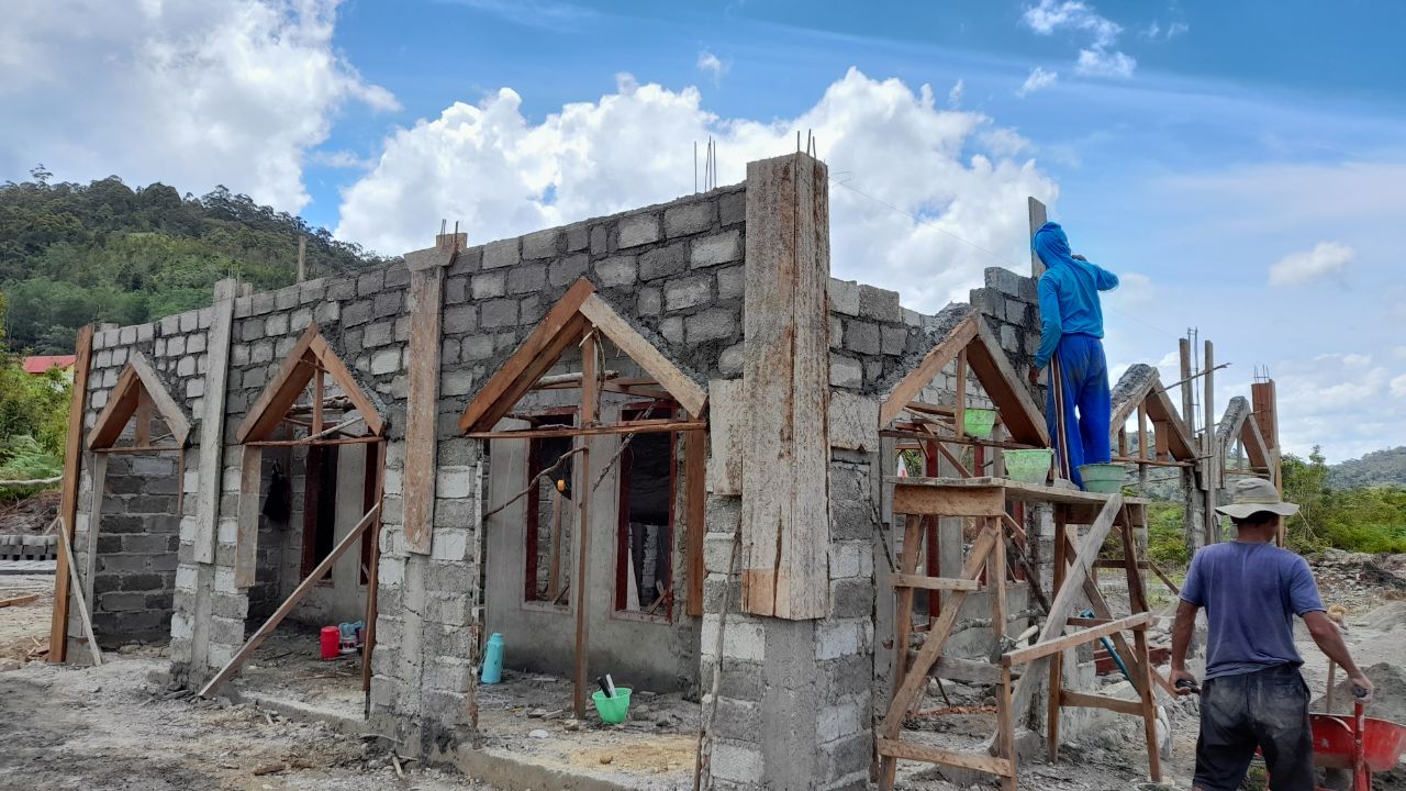 Proses pembangunan masjid di Pulau Buru, Maluku