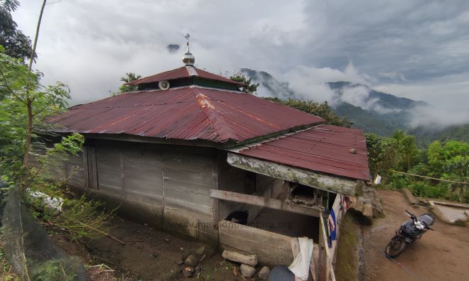 Gambaran kayu-kayu masjid yang sudah lapuk dipelosok