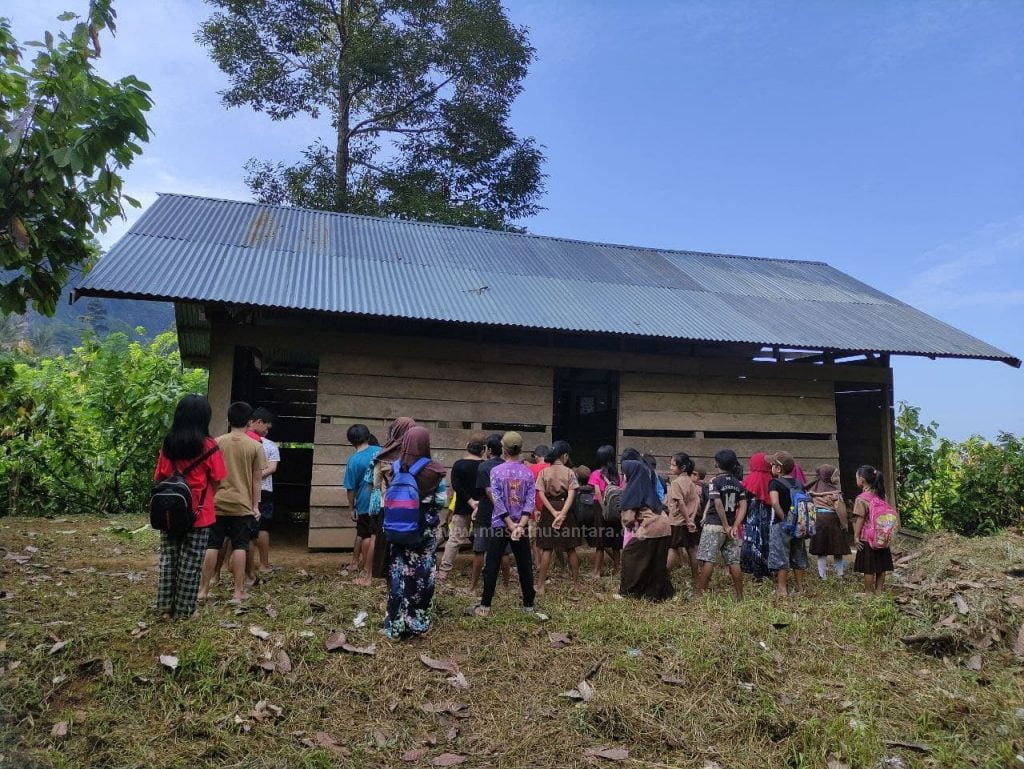 siswa SD jalan kaki belasan kilometer demi sekolah
