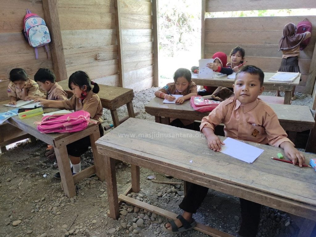 siswa SD jalan kaki belasan kilometer demi sekolah