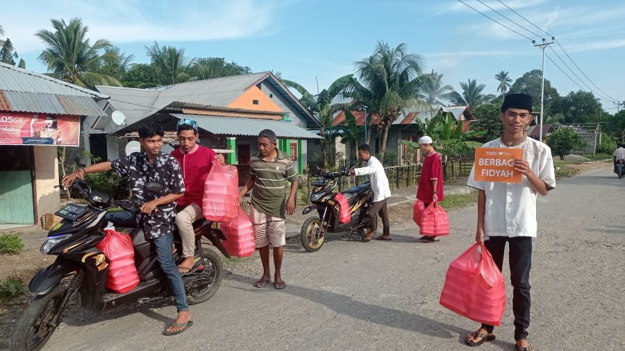 remaja masjid salurkan fidyah di seram barat
