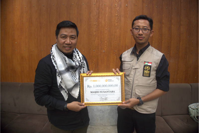Masjid Nusantara_Ust Husein Gaza_Penyerahan Donasi bantuan Palestina Masjid Nusantara