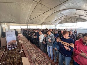 warga Gaza melaksanakan salat Jumat pertama di musala sementara