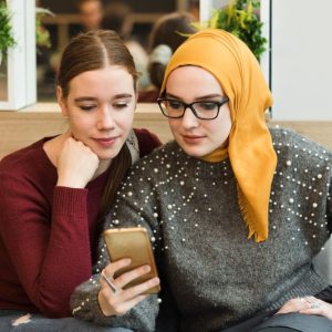 Menjaga Aib Orang Lain di Era Serba Viral