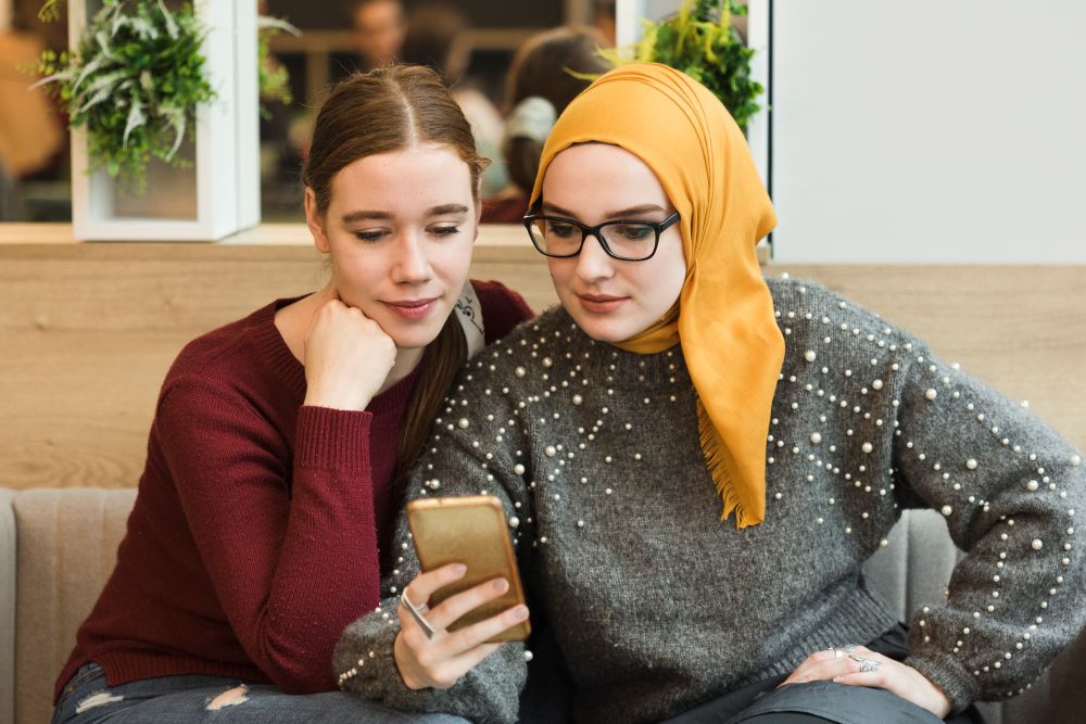Menjaga Aib Orang Lain di Era Serba Viral