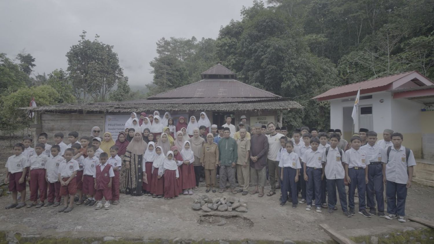 Satu-satunya masjid (d).png Masjid Istiqamah, Dusun Saluttara